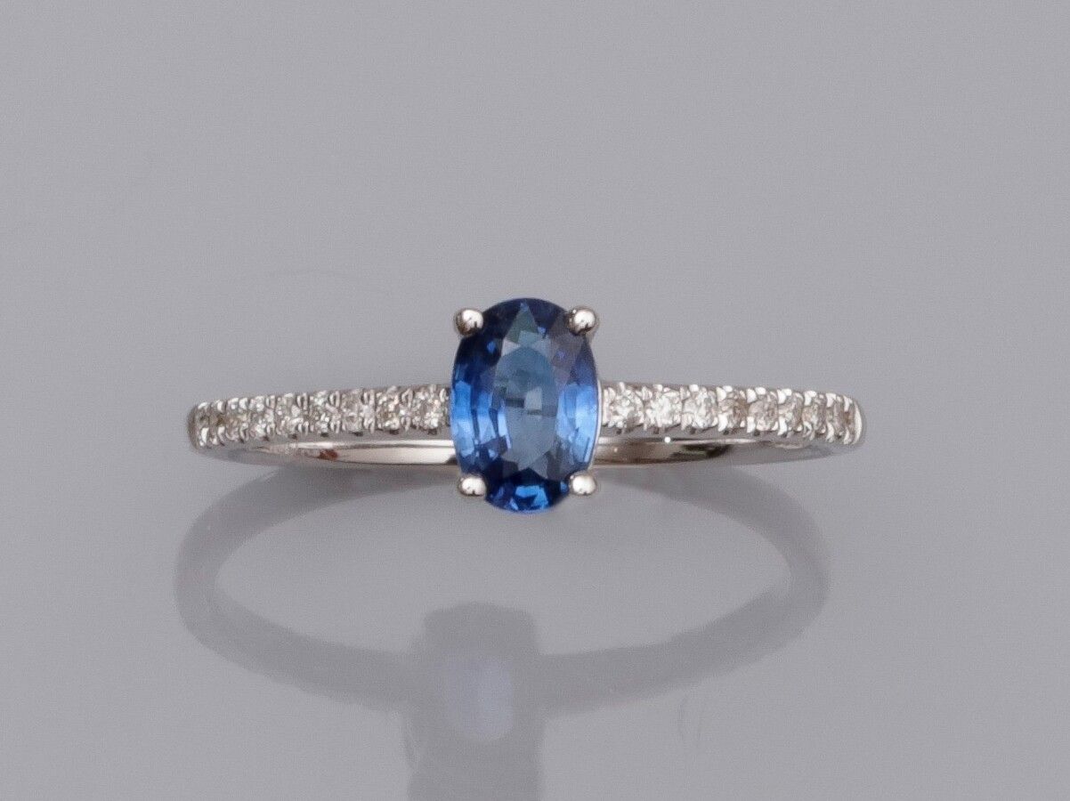 Null 750°/00 (18K)白金戒指，镶嵌一颗约0.40克拉的椭圆形蓝宝石和明亮式切割钻石。TDD 53.长度：5.8毫米。鹰头拳