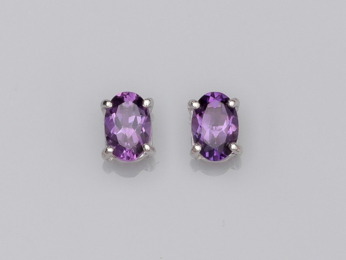 Null Pair of 750°/00 (18K) gold chips each set with an oval amethyst of about 0.&hellip;
