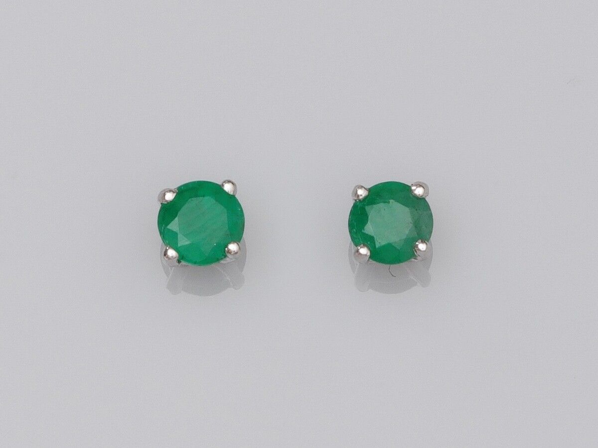 Null Pair of 750°/00 (18K) gold chips each set with a round emerald of about 0.3&hellip;