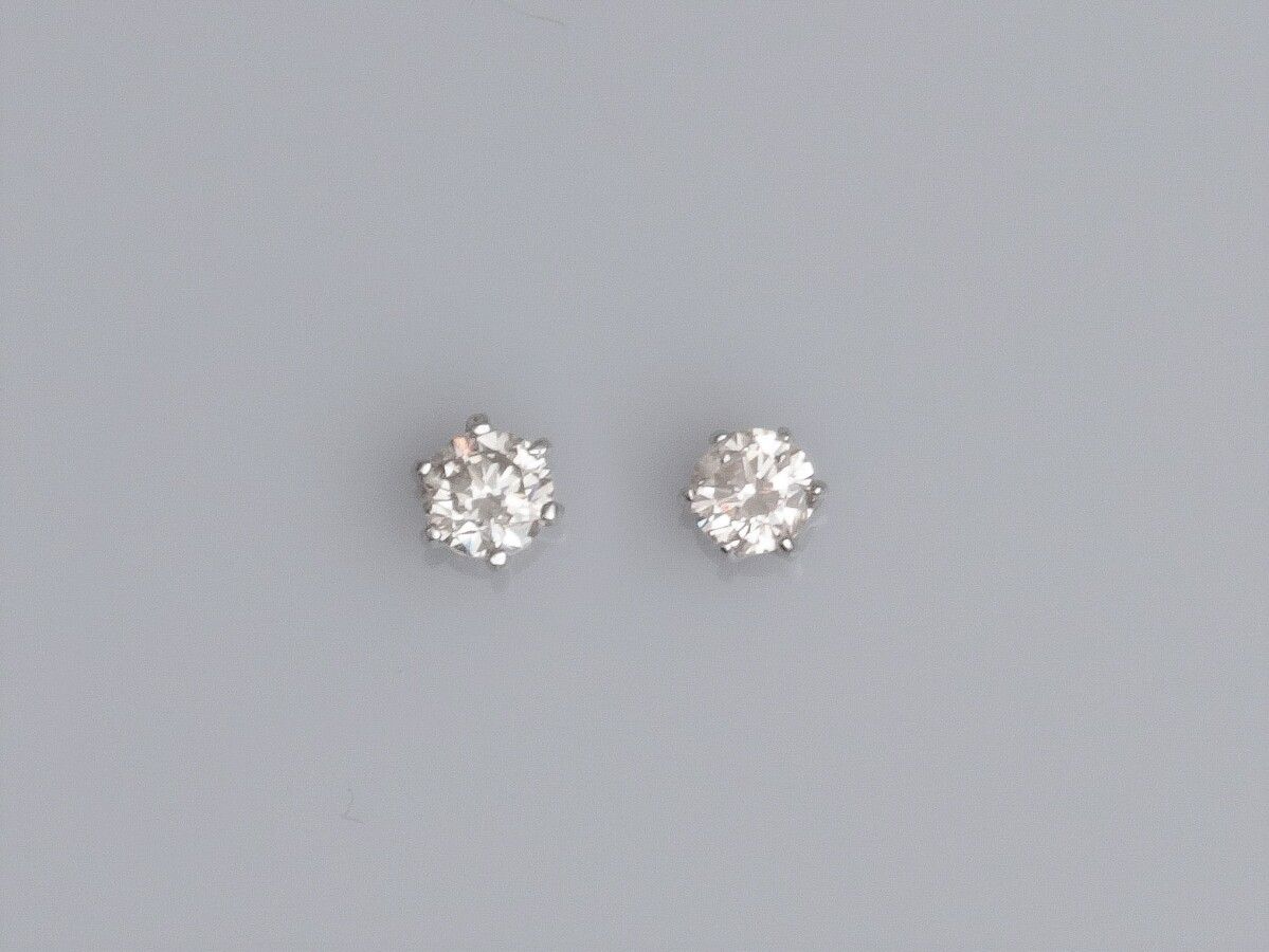 Null Pair of chips in 18K white gold, each set with a small diamond of 0.10 ct. &hellip;