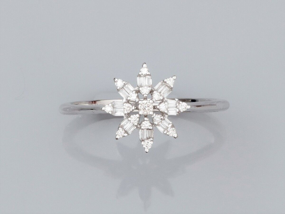 Null Bague fleur en or gris 750°/°° (18K) , sertie de diamants baguettes et de d&hellip;