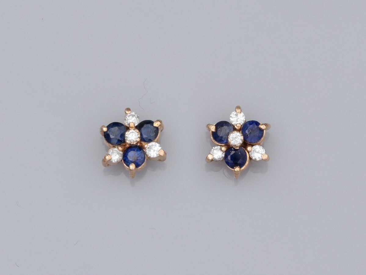 Null Pair of flower earrings in yellow gold 585°/°°, set with round sapphires an&hellip;