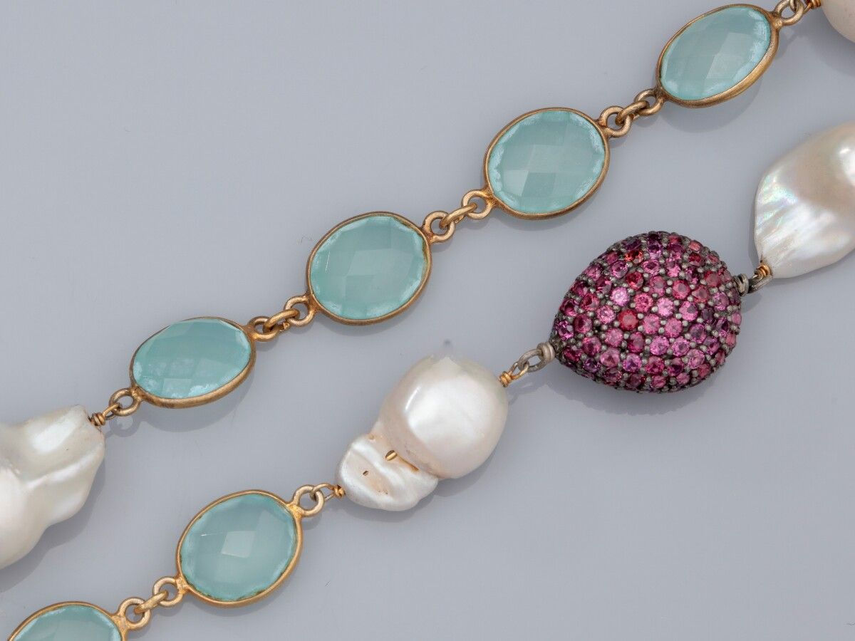 Null 925银vermeil长项链，镶有直径13毫米的巴洛克式养殖珍珠，宫殿式的粉红碧玺和绿色玉髓。97 g.长：94厘米