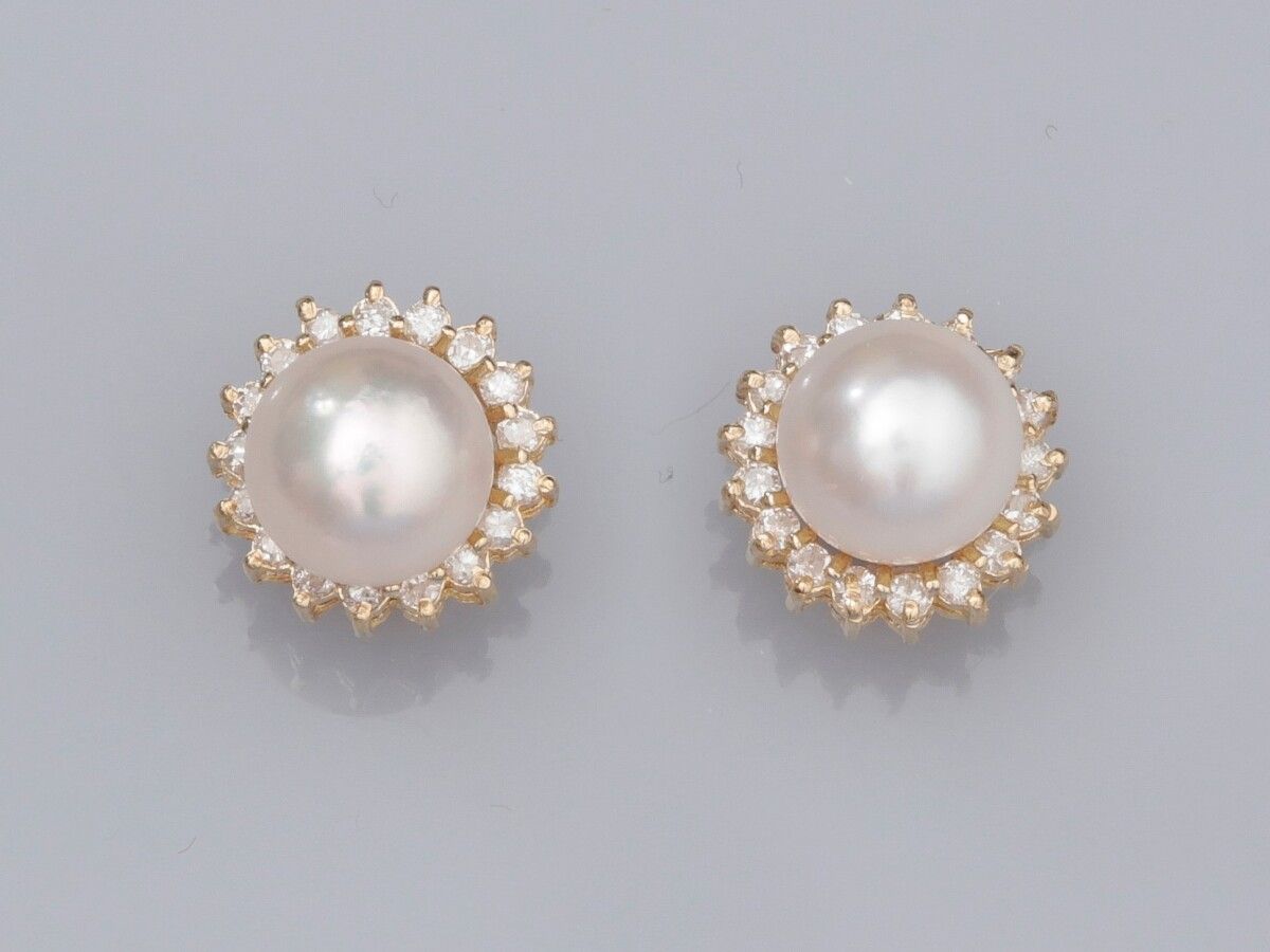 Null 一对585°/°黄金耳环，每颗都镶嵌着一颗直径为7/7.5毫米的Akoya养殖珍珠，可拆卸的周围镶嵌着小钻石。2.6克；直径10.2毫米