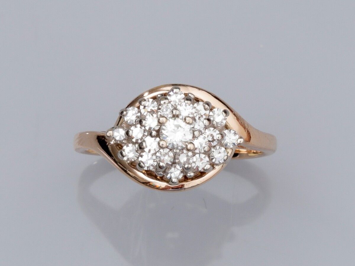 Null Bague en or deux tons 585°/°°, sertie d'un diamant taille brillant, entoura&hellip;