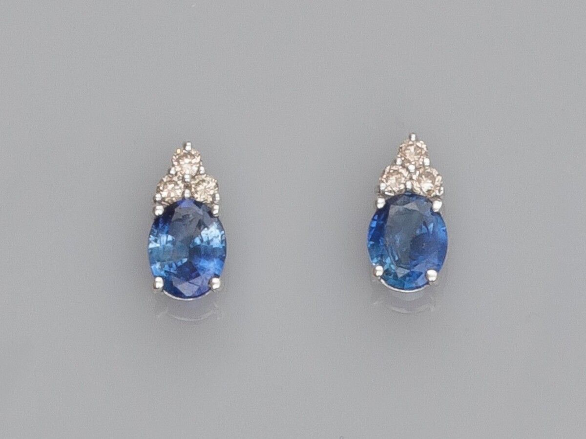 Null Pair of 18K white gold chips, each set with a small oval sapphire of 0.30 c&hellip;