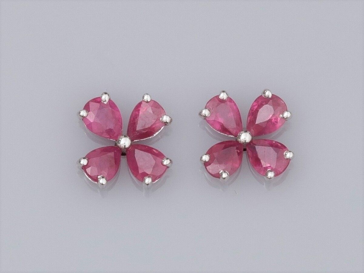 Null Pair of cloverleaf earrings in 18K white gold, set with pear-shaped rubies &hellip;