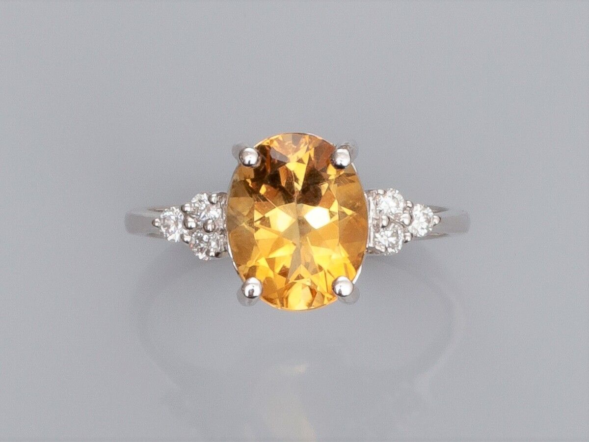 Null Bague en or gris 750°/°° (18K) , sertie d'une citrine ovale de 2 ct environ&hellip;