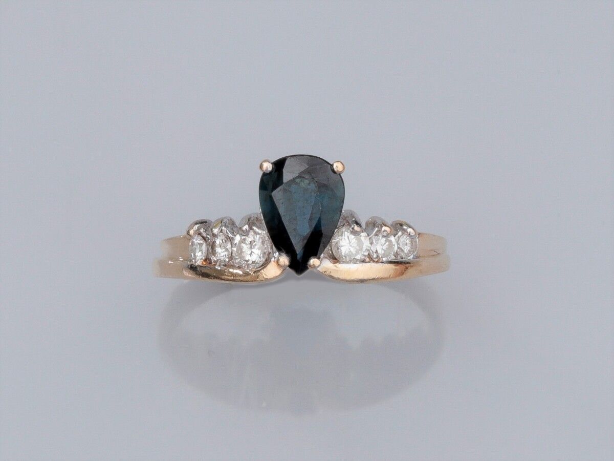 Null 双色585°/°金头饰戒指，镶嵌着一颗梨形切割的蓝宝石，并以小型明亮式切割钻石为亮点，重2.20克。TDD 47.宽度：8.1毫米