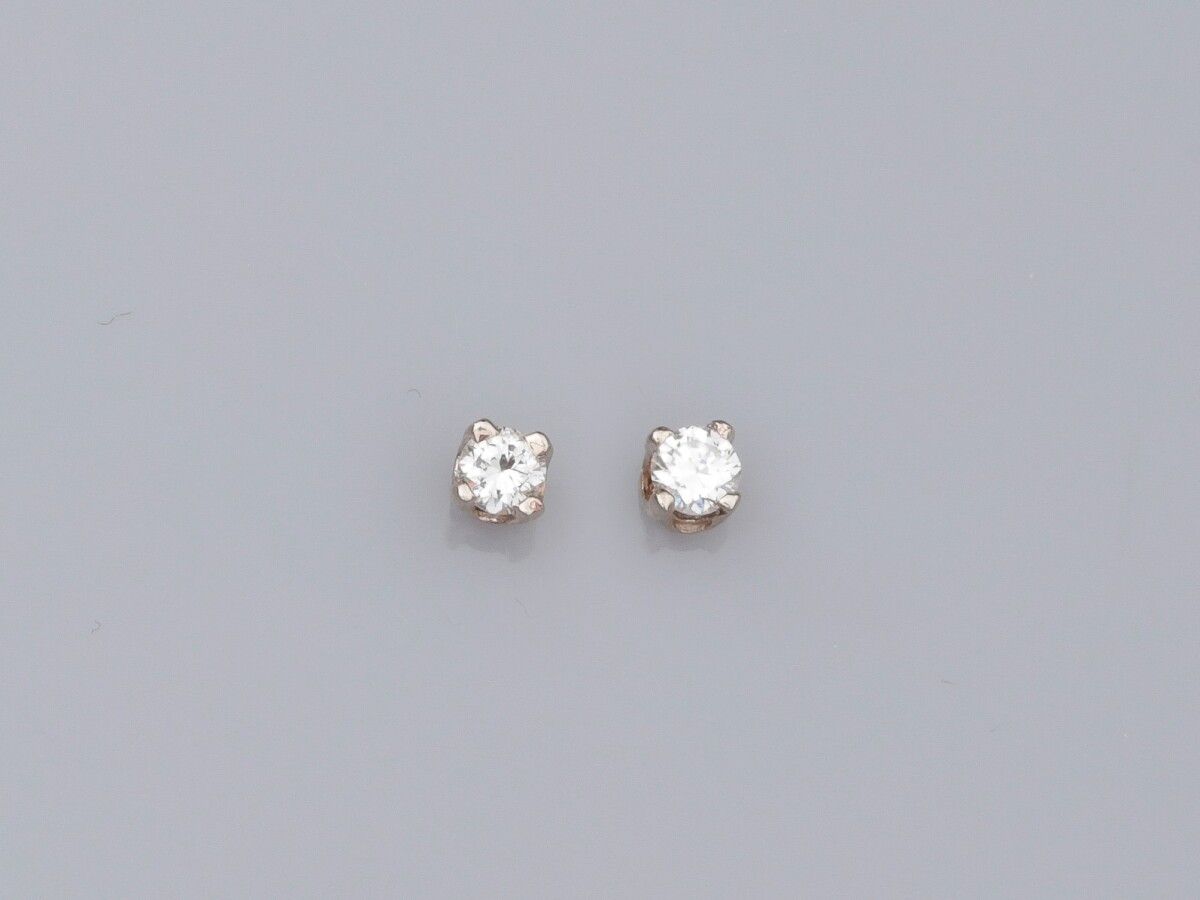 Null Paire de puces en or deux tons 375°/°°, serties de petits diamants taille b&hellip;