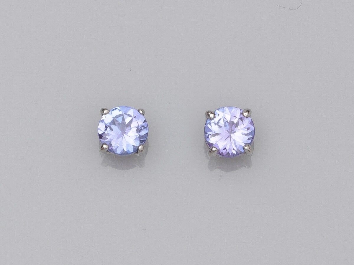 Null Pair of gold chips 750°/°° (18K) each set with a round tanzanite of 0.40 ct&hellip;