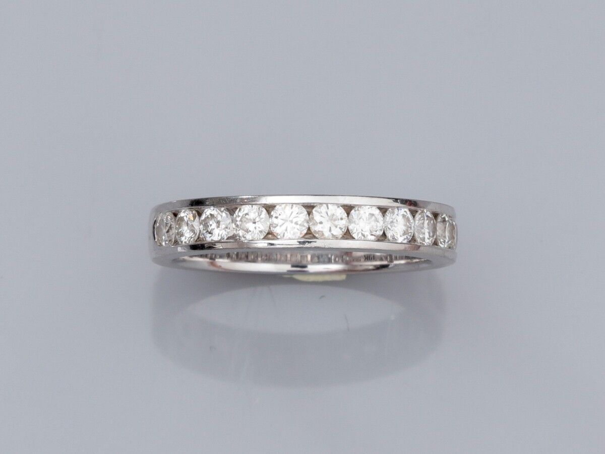 Null 18K白金结婚戒指，半圆镶嵌明亮式切割钻石，共约0.75克拉。TDD 51.宽度：3.5毫米。