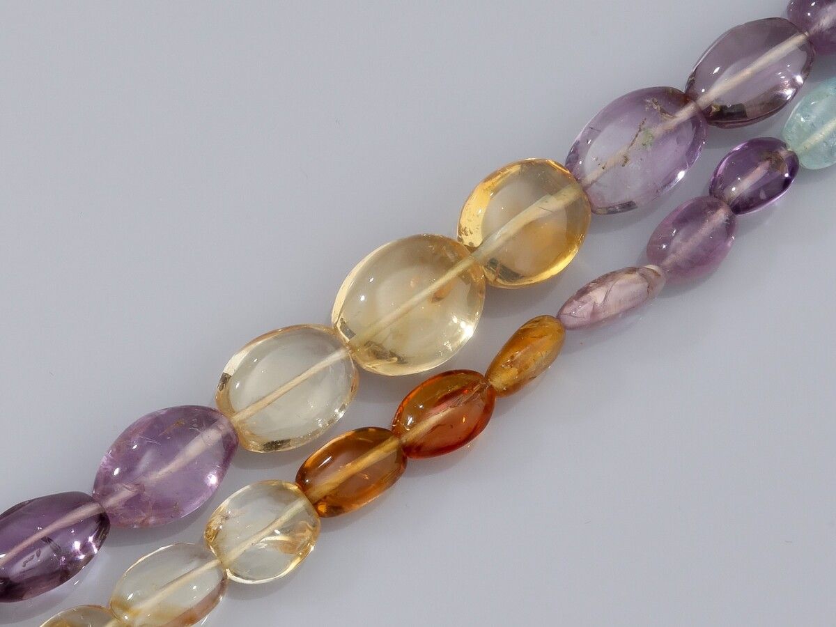 Null 镶有抛光宝石的项链：海蓝宝石、紫水晶和黄水晶，约200克拉。585°/°的黄金表扣。 44.5 g.长：58厘米