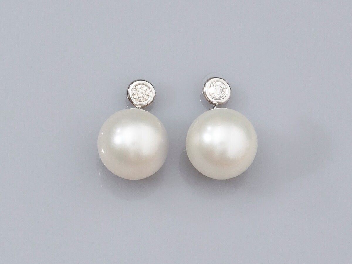 Null Paire de boucles d'oreilles en or gris 750°/°° (18K),serties de perles de c&hellip;
