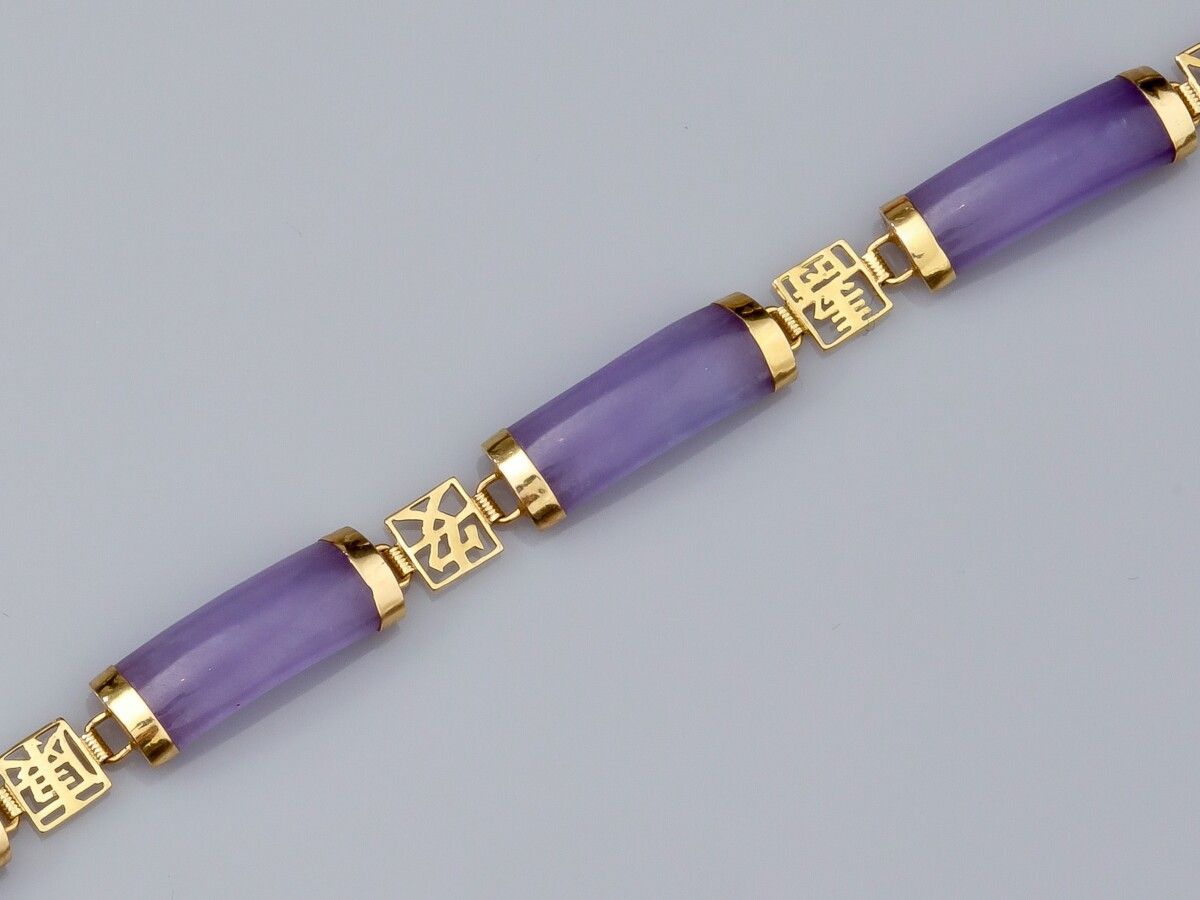 Null Bracelet in yellow gold 585°/°° set with tinted lavender jade. 8.30 g. L: 1&hellip;