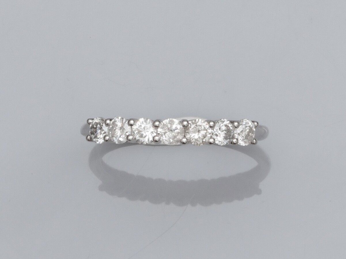 Null 18K白金结婚戒指，半圆镶嵌7颗明亮式切割钻石（共约0.50克拉）。1.9 g.TDD 52.宽度：2.6毫米。鹰头标志