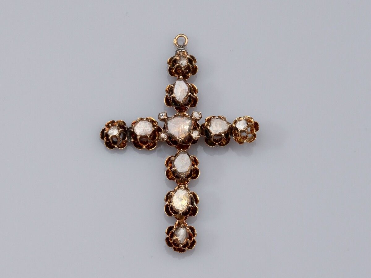 Null Grande croix ancienne en or 750°/°° (18K)et argent, sertie de diamants tail&hellip;