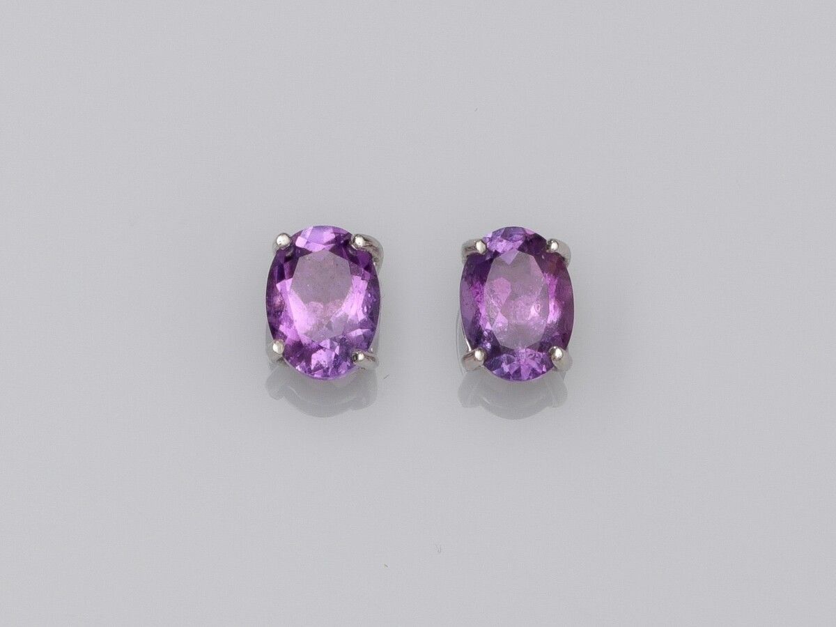 Null Pair of 18K gold chips each set with an oval amethyst of about 0.70 ct. 1.1&hellip;