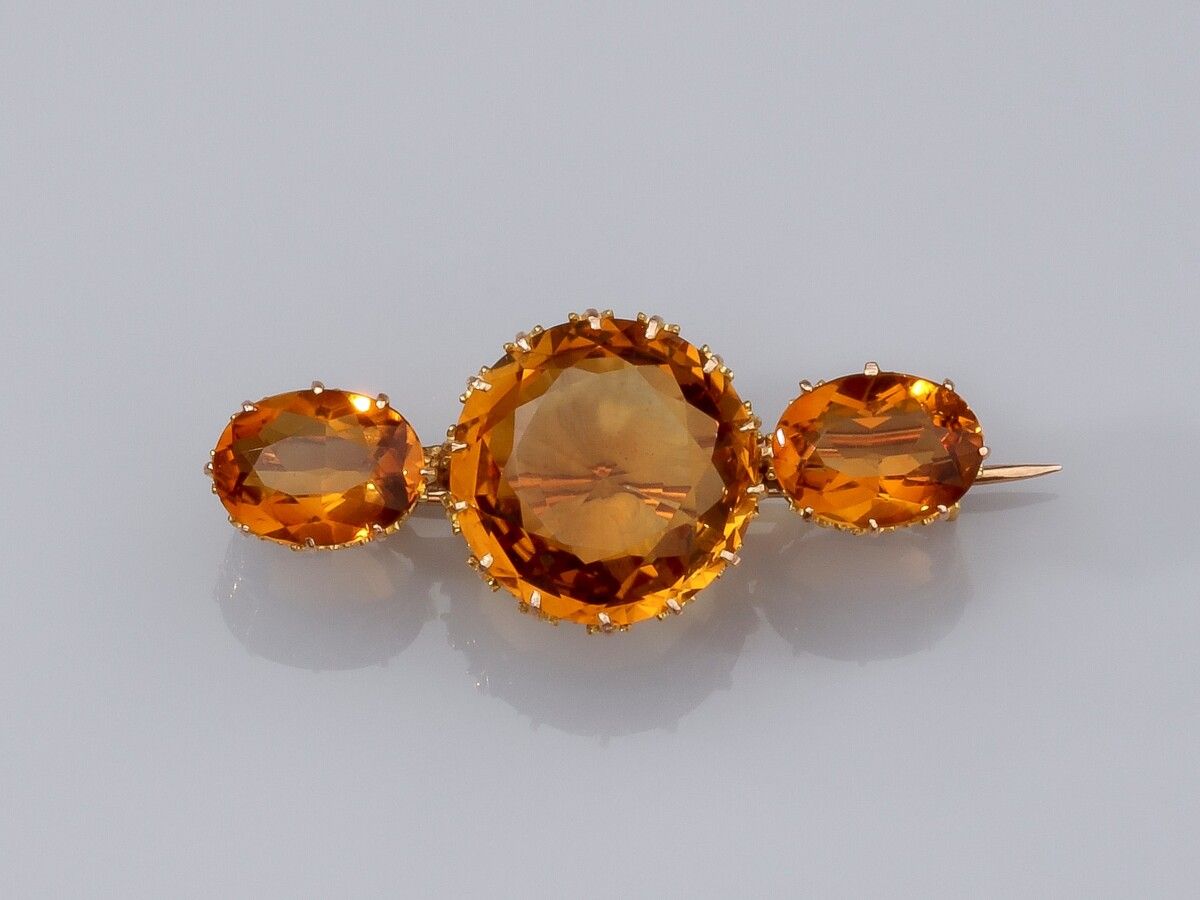 Null Antike Brosche aus Gelbgold 750°/°° (18K), besetzt mit drei runden und oval&hellip;