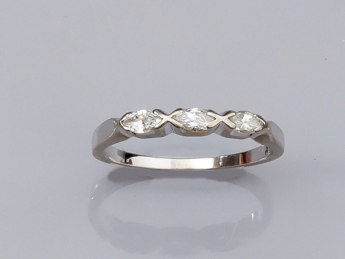 Null 585°/°白金结婚戒指，半圆上镶有三颗脐带钻石，2克。TDD 55.宽度：2.8毫米