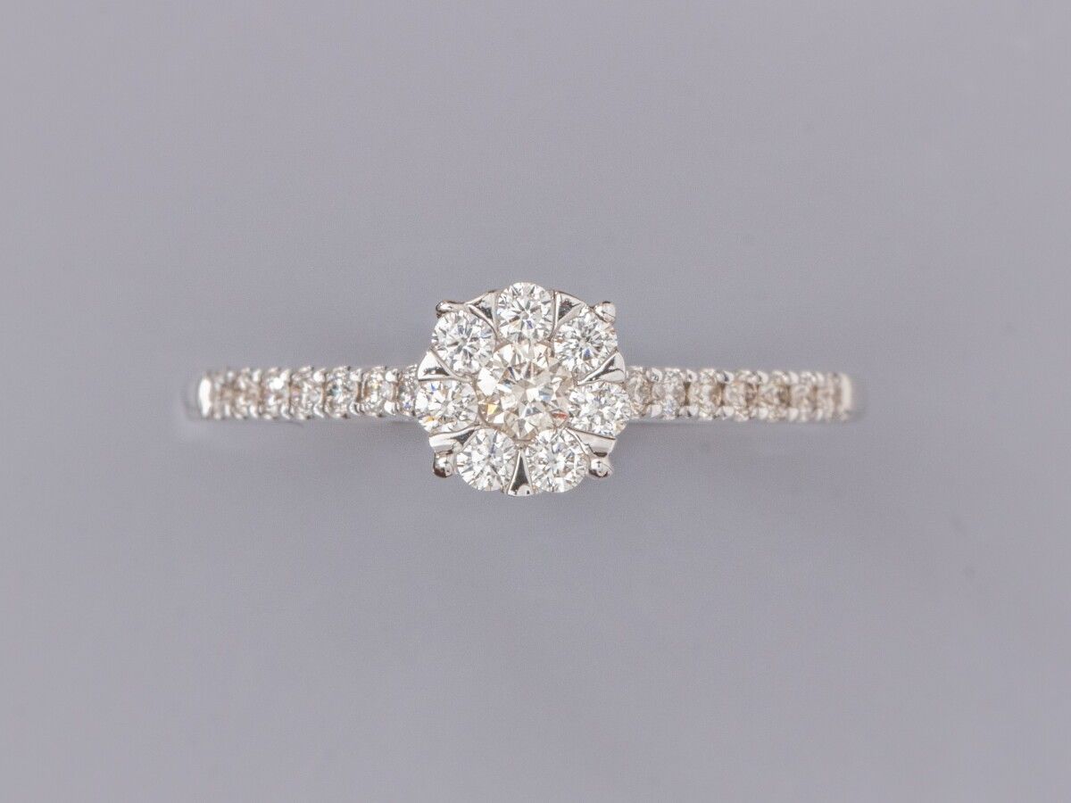 Null Feiner runder Ring aus 18 Karat Weißgold, besetzt mit Diamanten im Brillant&hellip;