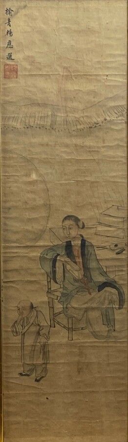Null 中国学校："阳台上的女文士和她的孩子"。水墨和水彩画在丝绸上。左上角有刻字和红色印章。旧作。日照和污渍 77 x 22 cm