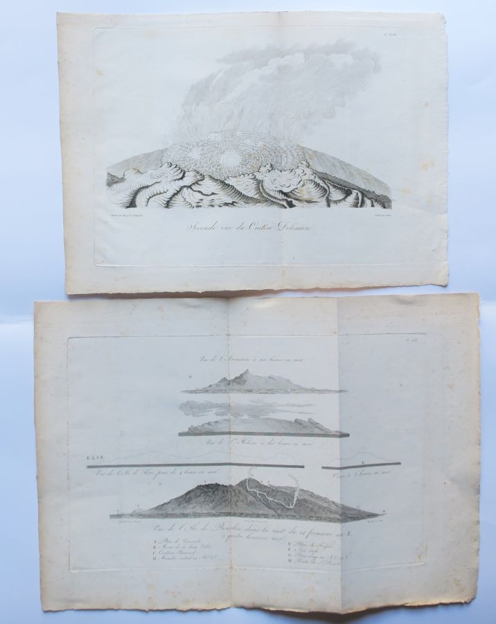 Null LA REUNION - VOLCAN - 2张图版："DOLOMIEU火山口第二景 "和 "在海上六里格的阿森松视图/在海上十里格的圣赫勒拿视图/波&hellip;