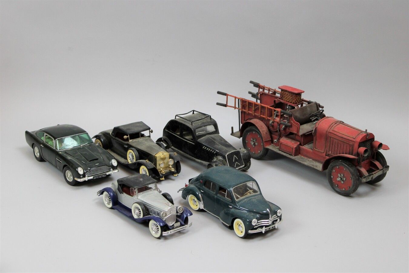 Null Important lot of small cars of various scales including Majorette, Corgi, S&hellip;