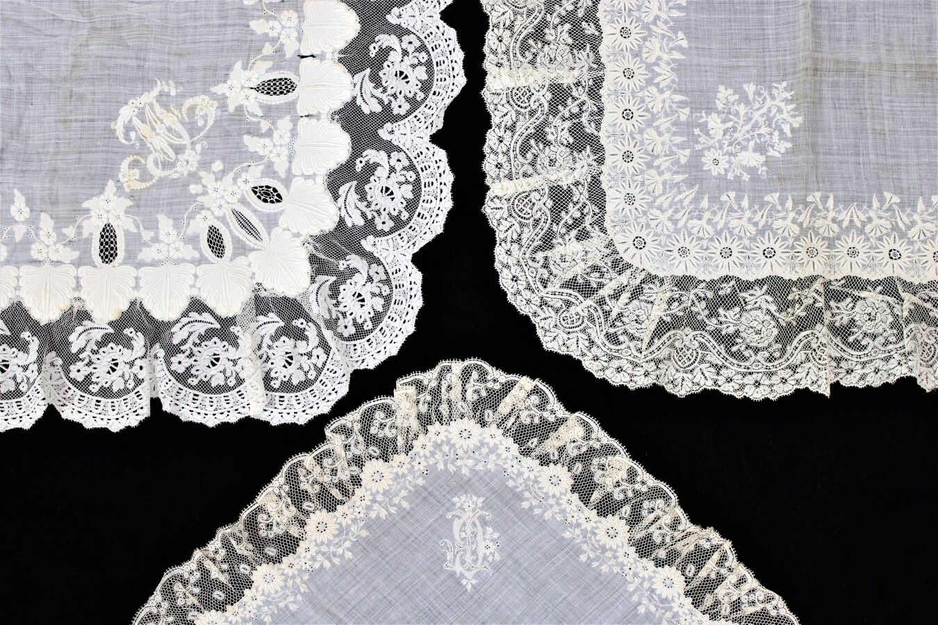 Null 三块亚麻布手帕，刺绣人物，瓦朗谢纳框架，19世纪（两块手帕上有非常小的洞）