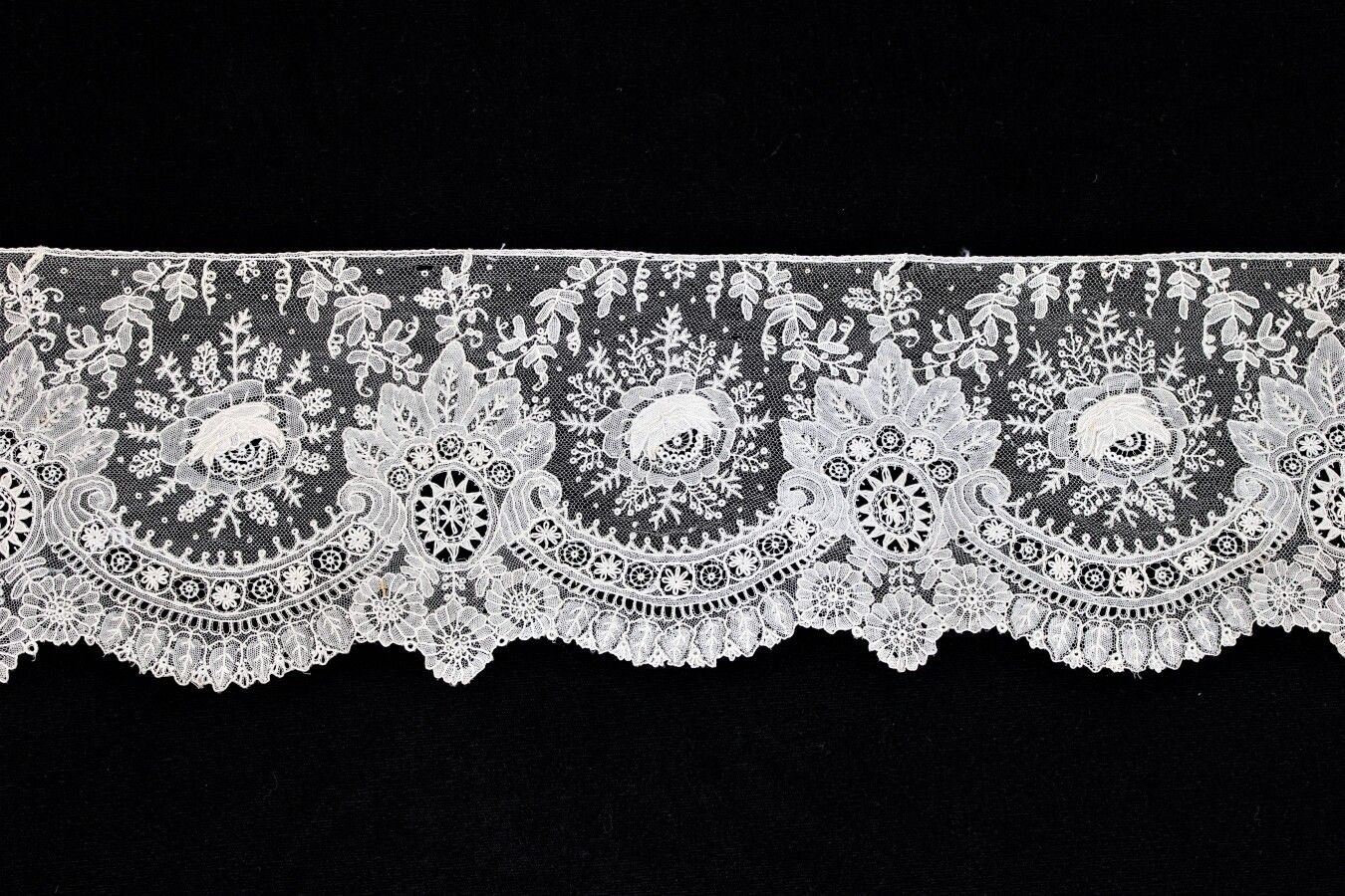 Null 大码针刺，19世纪，安装在一个长方形的新娘面纱（4米60 X 1米左右），由3个码组成的长度：2米30+4米35+2米21，也就是8米86的相同图案，&hellip;