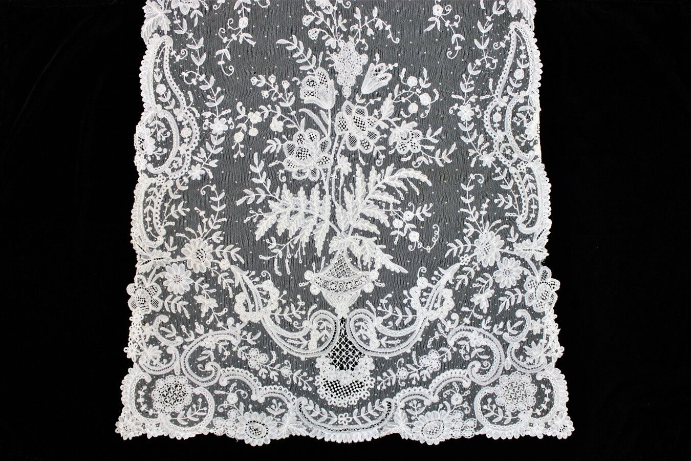 Null 英国贴花和针刺的新娘围巾，19世纪，2米75 X 0米65（小事故和污渍）