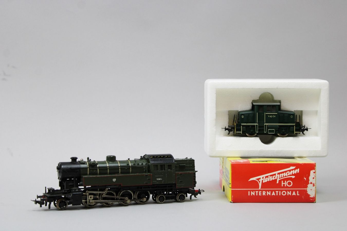 Null FLEISCHMANN HO

Set of two locomotives : a green shunting locomotive V42-04&hellip;