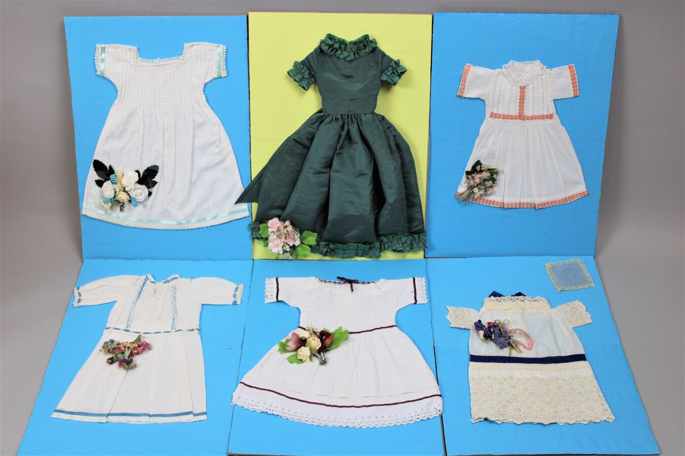 Null 7件娃娃展示衫，一件绿色丝绸娃娃裙，3件女童裙，2个枕套和1个围嘴，1个胸罩和1个帽子，1个围裙