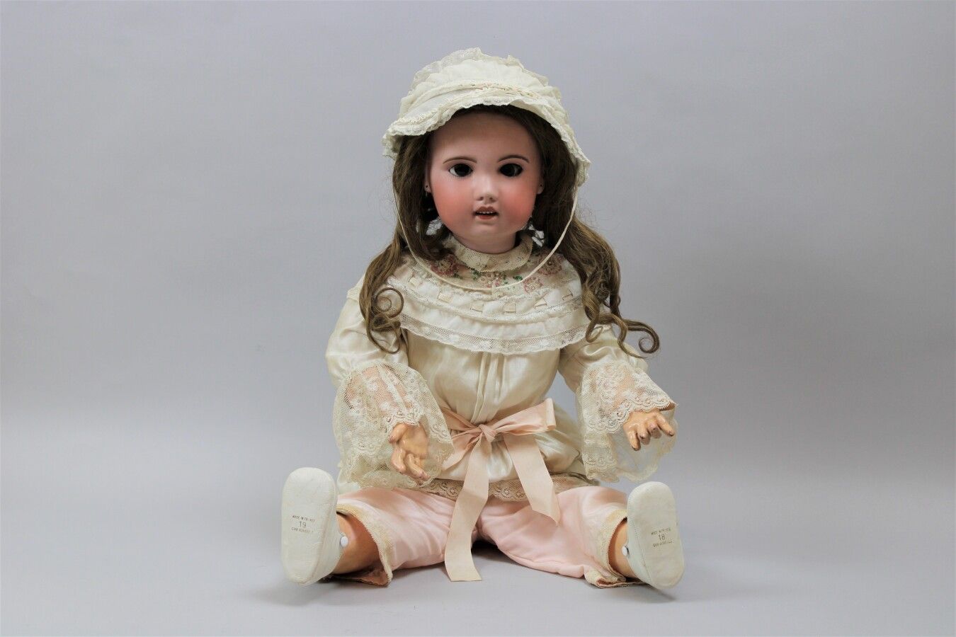 Null Grande bambola, testa di porcellana marcata in incavo: SFBJ Paris, T.14 (fr&hellip;