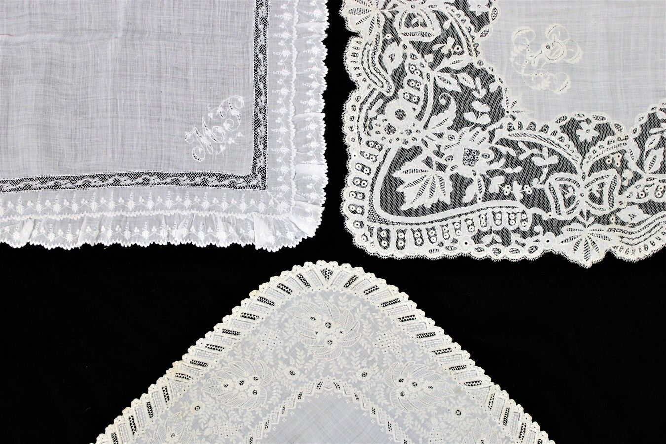 Null 三条手帕，一条是刺绣的亚麻布，一条是刺绣的亚麻布，刺绣的人物和镶嵌的瓦伦西亚（非常小的针孔），最后一条是应用在薄纱和刺绣的人物，19世纪