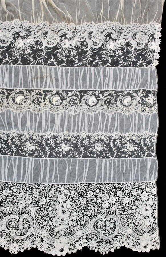 Null 大型薄纱挂件，针刺镶嵌和布鲁日公爵夫人的边框，19世纪，2米72 X 2米55（小事故和褪色）。