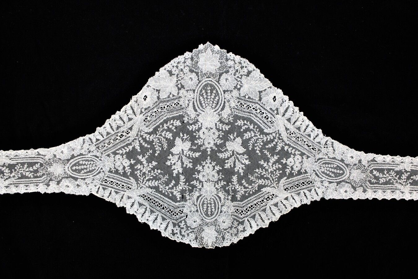 Null 白色尚蒂伊小头巾，19世纪末（小事故），带花束的2米94 X 0米14白色尚蒂伊围巾