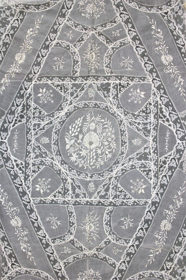 Null Bedspread or table top made of Calais lace and bonnet, early 20th century, &hellip;