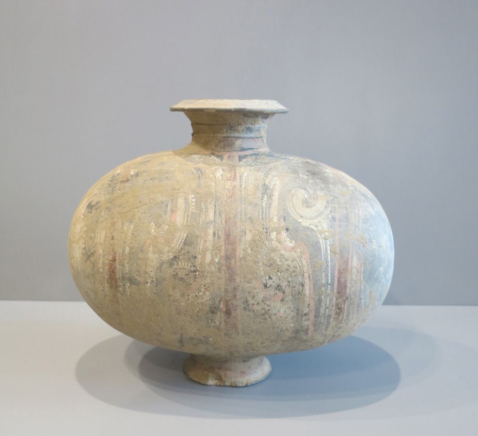 Null 蚕茧 "形状的花瓶（让人联想到蚕的球）放在一个基座上，有一个外翻的脖子和一个外部斜面。对交错的云朵和对角线装饰身体的壮丽掌握

灰色陶器，身上有多色图&hellip;