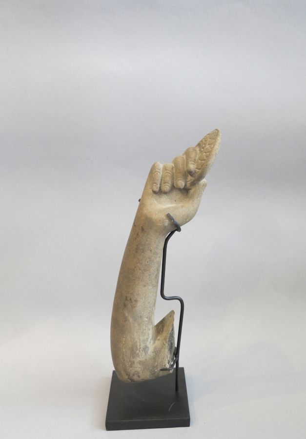 Null 杜尔加的四个前臂拿着各种毗湿奴属性。砂岩。

19世纪的暹罗

高：18厘米至26厘米