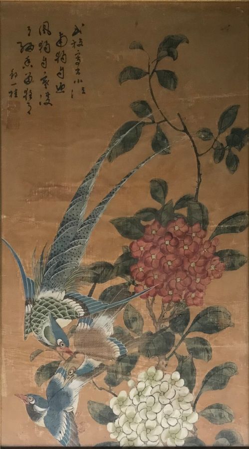 Null 表现鸟和花的丝绸画。有框。中国，19世纪末20世纪初，56x31厘米