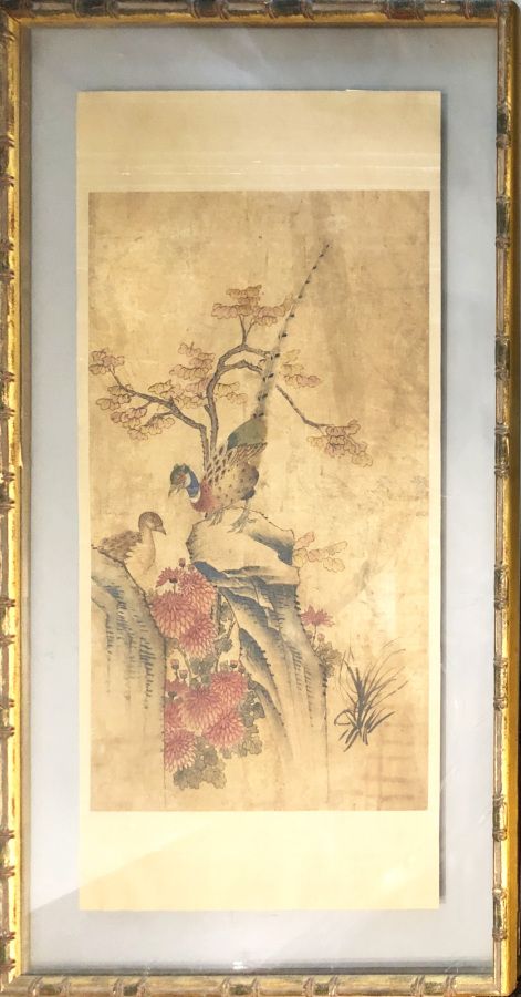 Null 表现一对野鸡在岩石上用树枝和花朵装饰的角门。

日本 明治晚期

在宣纸上绘画。

仿竹和有机玻璃框架：54xH89厘米，画作36x56厘米