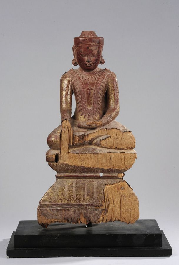 Null Bouddha assis en virasana sur socle lotiforme. La main droite est en Bhumis&hellip;