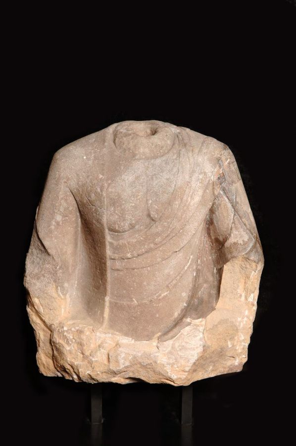 Null Busto acéfalo de Buda mostrando el drapeado. Arenisca.

China, dinastía Tan&hellip;
