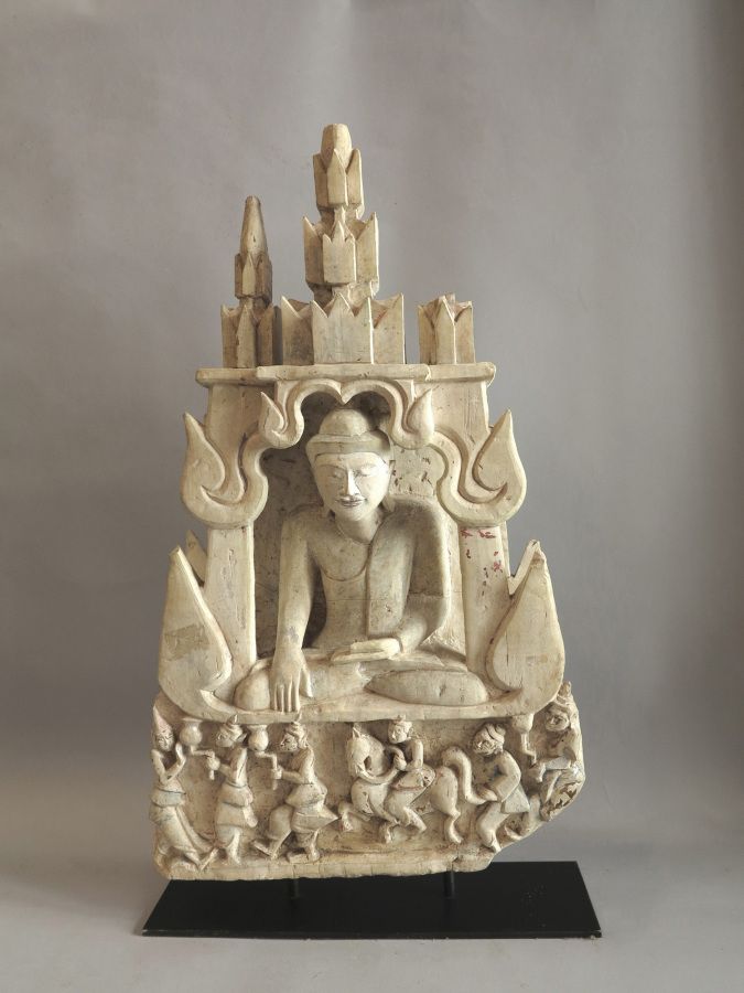 Null 高大的石质浮雕，描绘了装饰精美的寺庙中的一尊佛像，呈布米斯帕萨姆德拉状。

饰物都不见了。

石头。

缅甸，掸邦王国，19/20世纪

38x9x6&hellip;