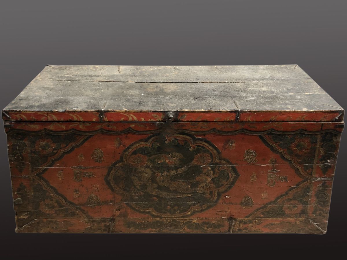 Null Truhe aus polychromem Holz mit Blumenmotiven.

Tibet, 18/19. 

127x45x65cm