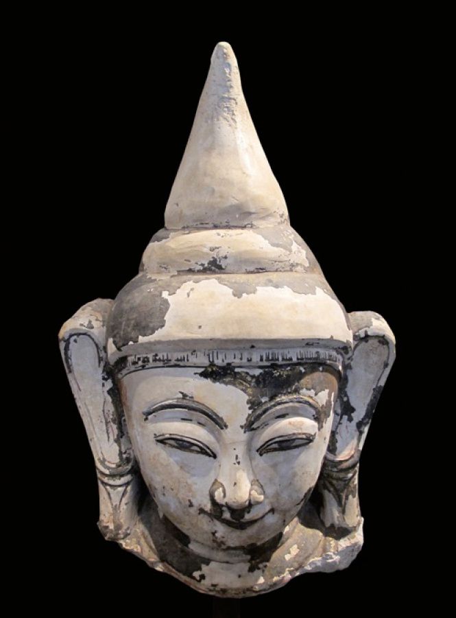 Null 表达极乐的佛头，有大耳朵，上面有乌斯尼萨和梨形拉西米。带有漆器、镀金和多色性痕迹的壁画。

缅甸。阿瓦王国。19世纪晚期。

高46厘米。