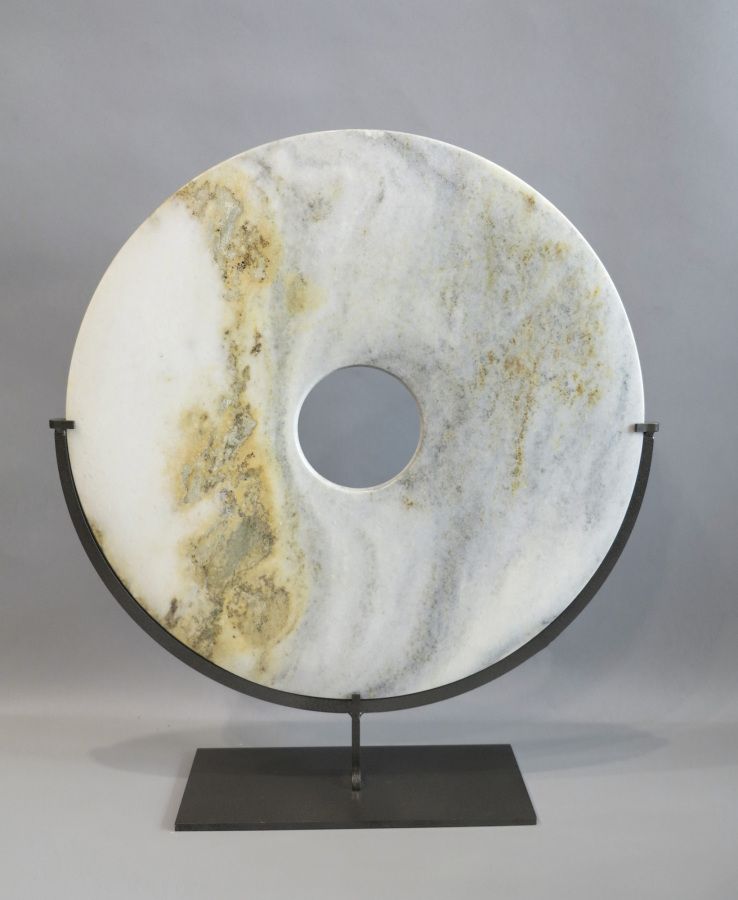 Null 黑色金属支架上的中国双盘。学者的物品，象征着地球和天空之间的联系，也有助于思考和冥想。

光滑的大理石，中间有一个洞。

中国

直径40厘米