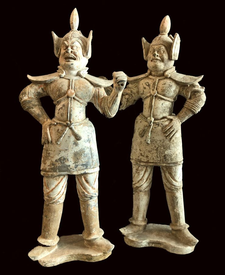 Null Paire de Grands Lokapalas, protecteurs de sépulture, représentés debout coi&hellip;