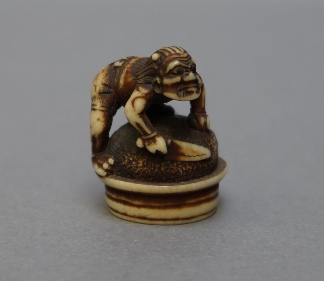 Null Elemento trasformato in un netsuke che rappresenta un Oni che tiene un gran&hellip;